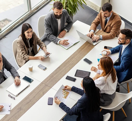 Equipe trabalhando em conjunto ao redor de uma mesa